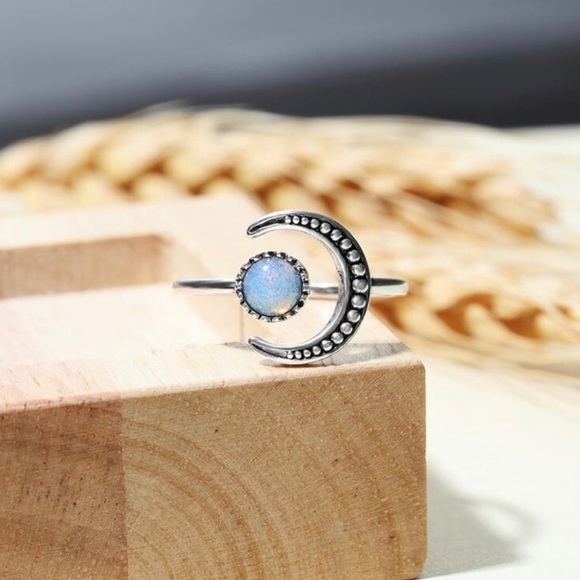 💖5 items for $25 Sale!💖 Moon Cuff Ring - Picture 2 of 3